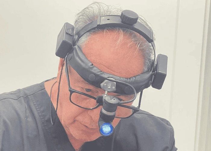 Jesús Delgado Aboy en plena práctica de su tratamiento estrella: la Turbinoplastia por Radiofrecuencia Celón
