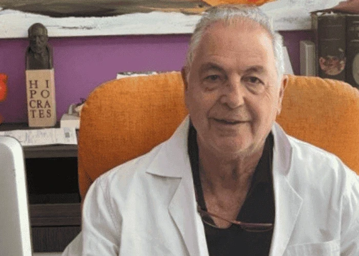 Jesús Delgado Aboy en su consultorio de otorrinolaringología.